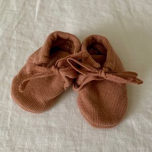 QUINCY MAE RIBBED BABY BOOTIES / CLAY - 3-6M